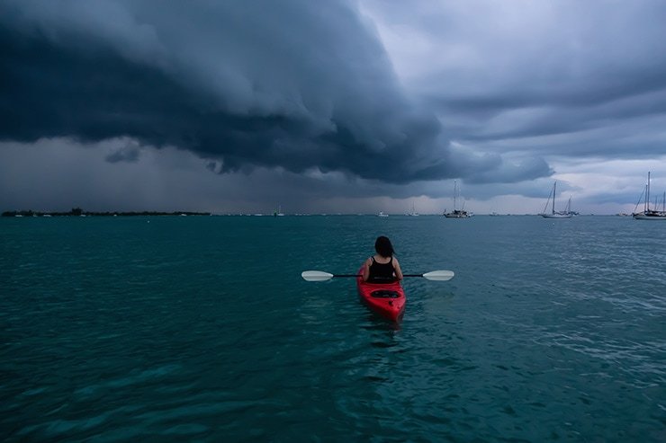 what to do when kayaking in a thunderstorm feautured